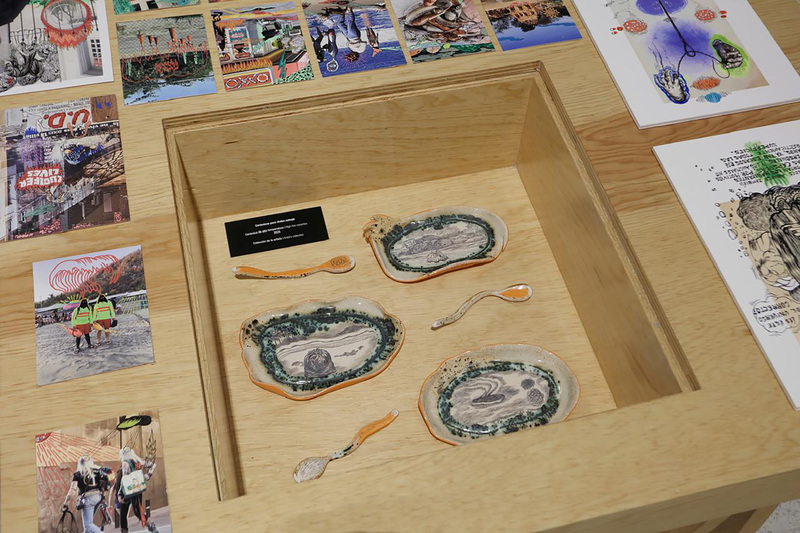 Mesa de proceso con cerámica y archivo